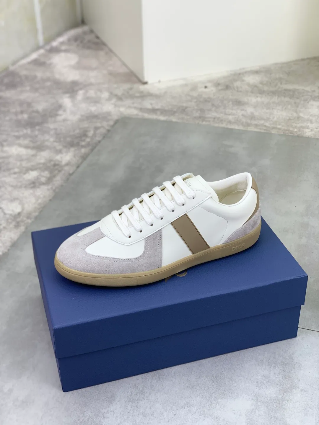 Men's shoes 💰P360 New Dior B01 moral training shoes, white first-layer cowhide, original molded outsole. New to the fall collection, this sneaker marks the return of a Dior classic, reinterpreted in a stylish and elegant silhouette. Crafted from white smooth first-grain cowhide with a tonal silk sheepskin lining, it features the Dior logo on the tongue and inner sides, and a CD icon on the heel. Paired with Tpu anti-slip soles of the same color, it can be matched with various styles to create a sophisticated look.  Code number: 38-44